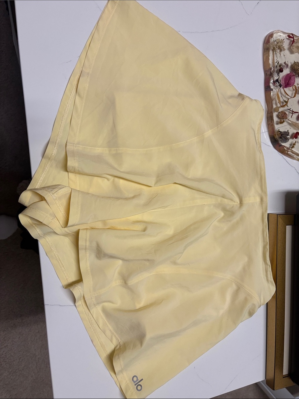 Alo tiebreaker yellow flutter shorts size s